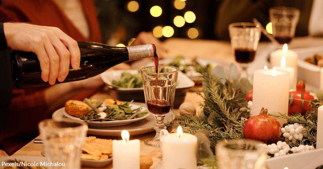 Overly Helpful Boyfriend Caused Tension During a Holiday Dinner with His Girlfriend’s Family