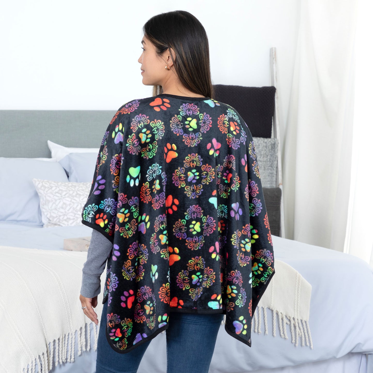 Super Cozy&trade; Paw Print Pocket Shawl